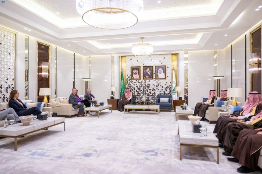 وزير الداخلية يبحث الموضوعات المشتركة مع السفير الأمريكي