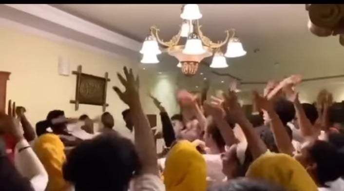 شاهد بالصورة والفيديو.. فتيات سودانيات يقدمن فواصل من الرقص المثير على طريقة (الزنق والكتم) خلال حفل للفنان ود الجاك والجمهور يسخر: (انت متخيل انو ديل ممكن يكونوا أمهات المستقبل)