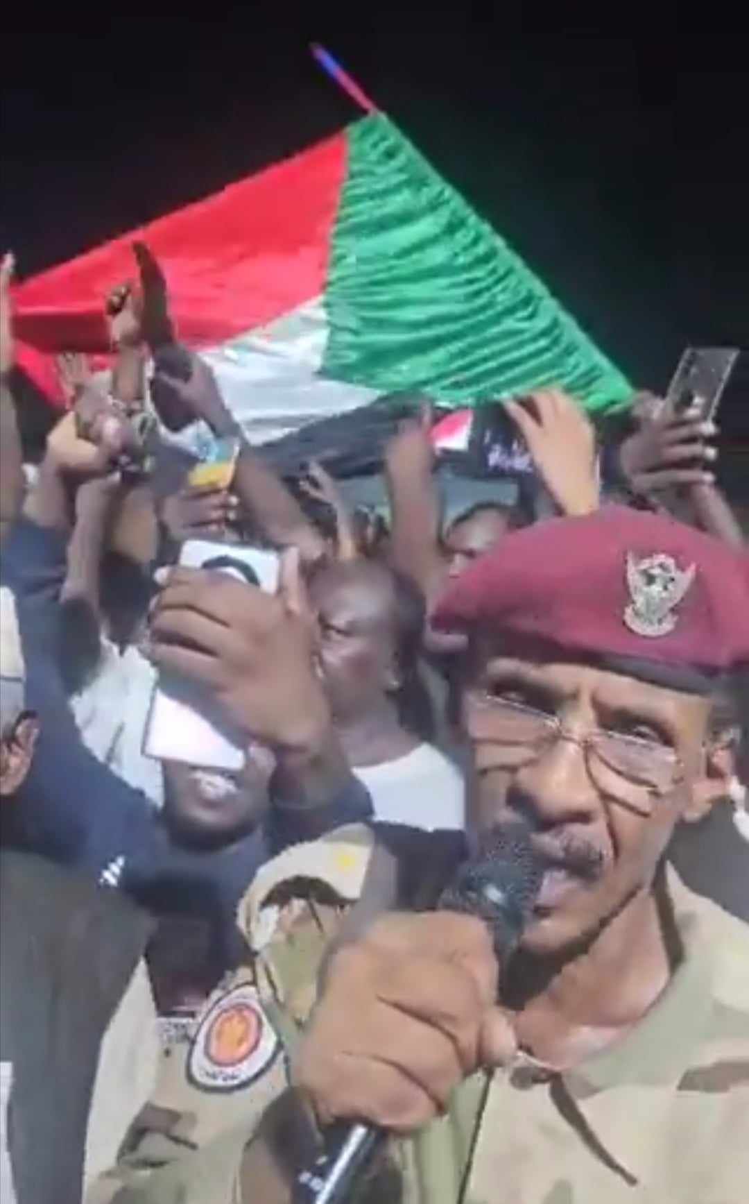 شاهد بالصورة والفيديو.. جنود لواء عاصفة الحزم بالمملكة العربية السعودية يغنون: (جنجوديد يلا لبلدك وسوق معاك أهلك.. الإقامة انتهت)