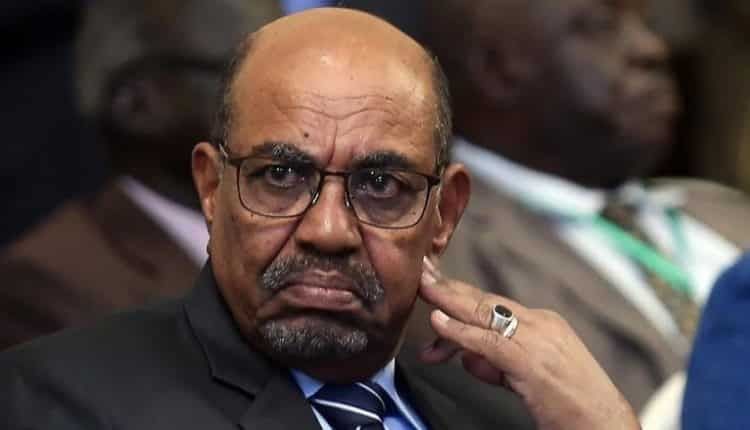 كاتب: تم نقل البشير ورفاقه من السلاح الطبي إلي مكان آخر