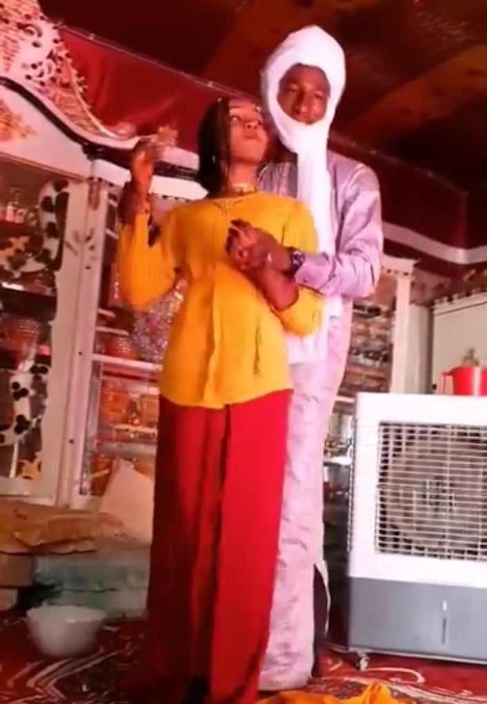 شاهد بالصورة والفيديو.. بــ(الكدمول) شاب سوداني يقدم فواصل من الرقص الرومانسي مع حبيبته على أنغام أغنيات الفنانة إيمان أم روابة والجمهور يطلق تعليقات مثيرة حول المقطع