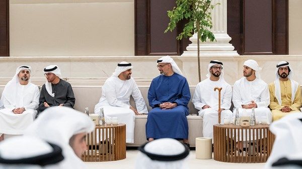 ولي عهد أبوظبي يستقبل المهنئين بشهر رمضان المبارك