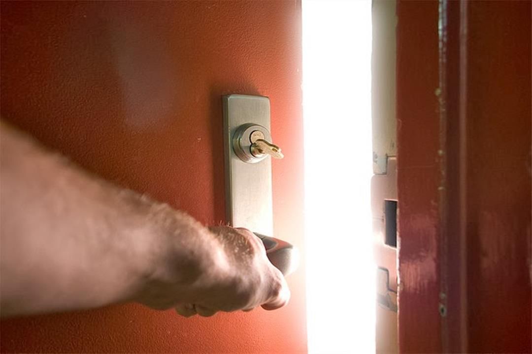 سيدة تعاني من المرض بعد انتقالها لمنزل جديد.. والسبب صادم