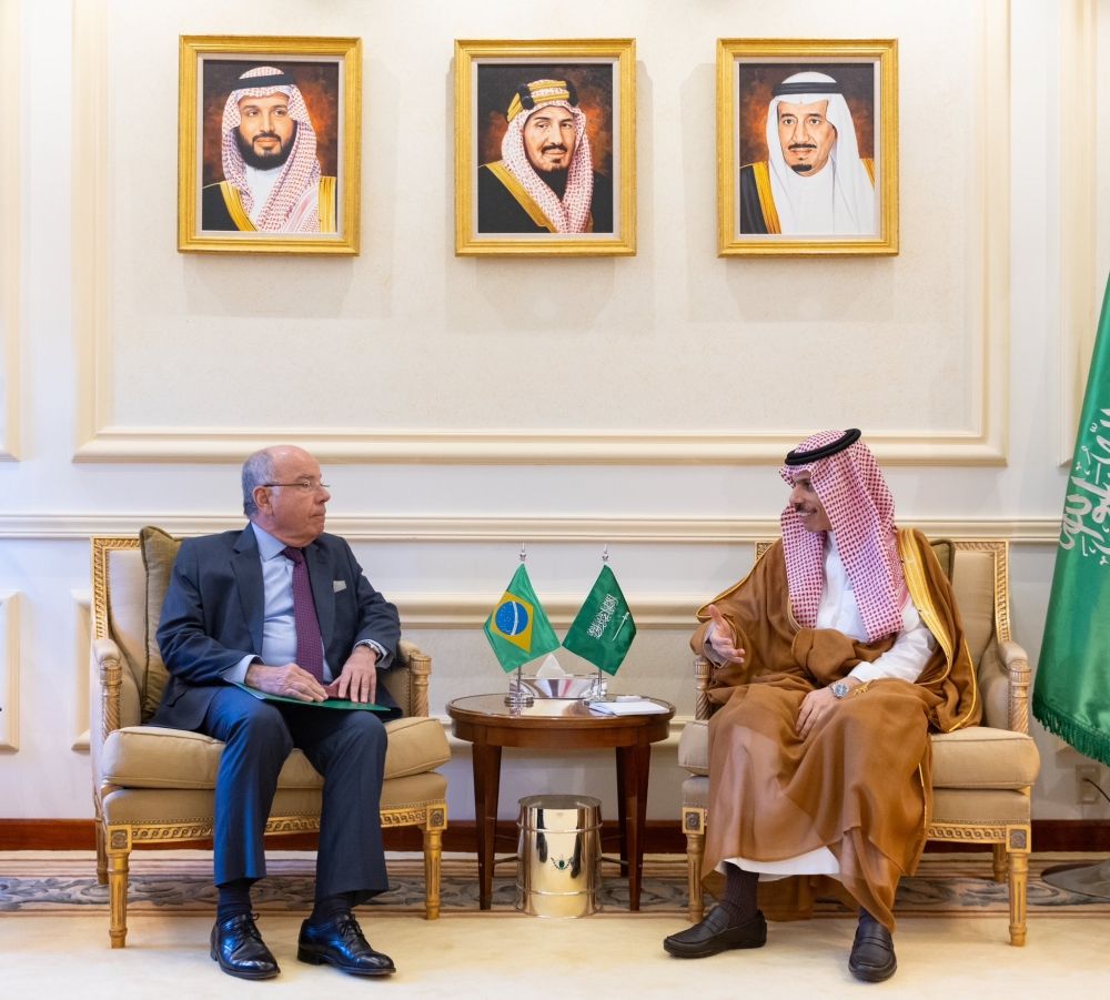 وزير الخارجية يبحث تعزيز التعاون مع نظيره البرازيلي