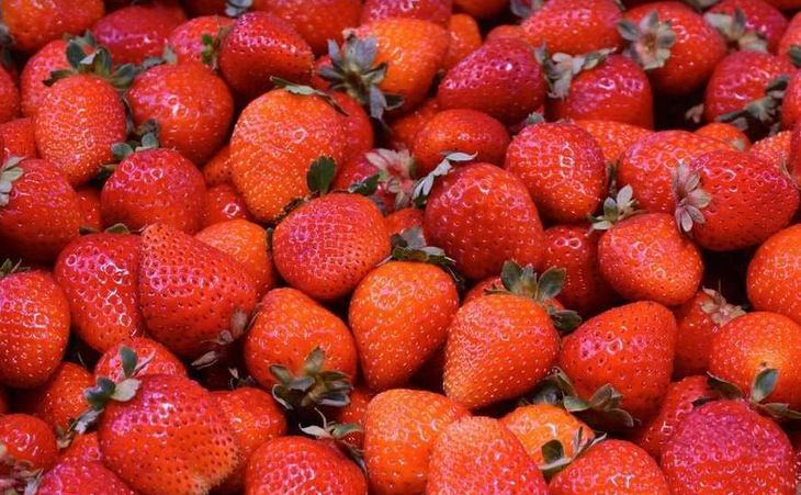 الامارات | وصفات طبيعية من الفراولة للعناية بالبشرة
