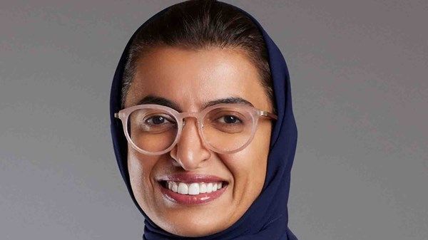 نورة الكعبي تحصل على وسام جوقة الشرف برتبة فارس