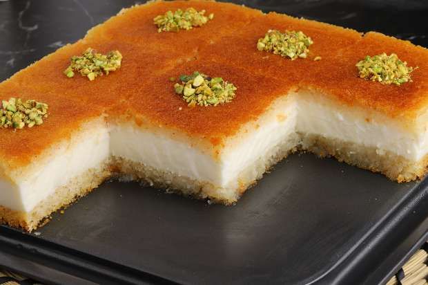 طريقة عمل البسبوسة العادية بالزبادي.. «أحلى وأطعم من المحلات»