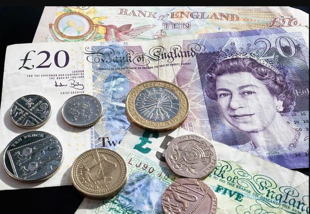 أسعار العملات.. الإسترليني ينخفض مقابل الدولار ويرتفع أمام اليورو