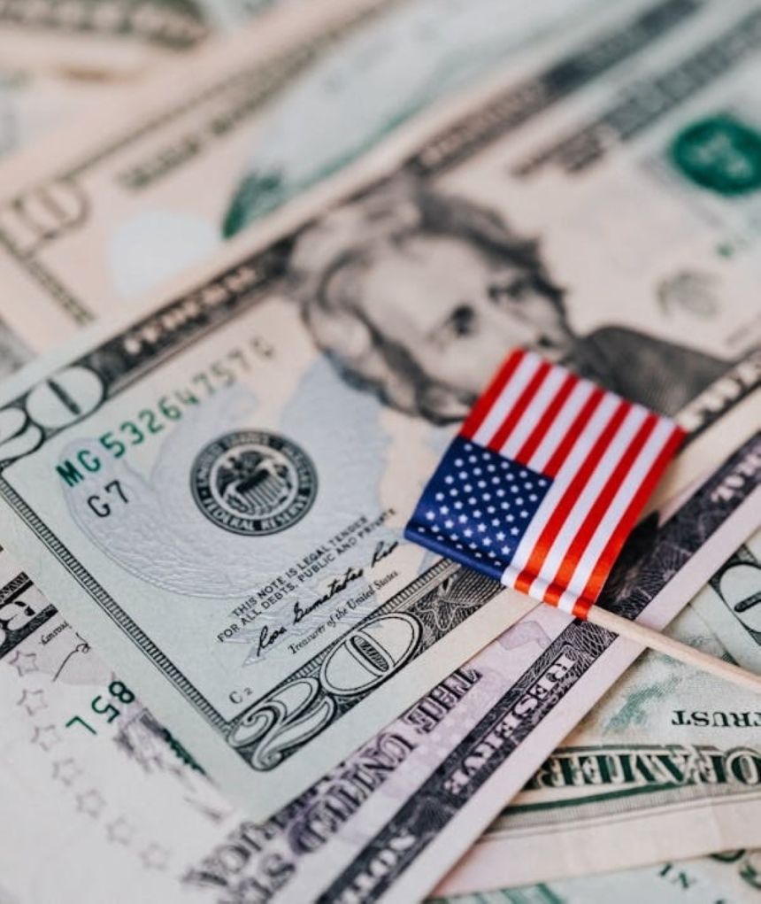 الدولار يتراجع بعد بيان المركزي الأمريكي