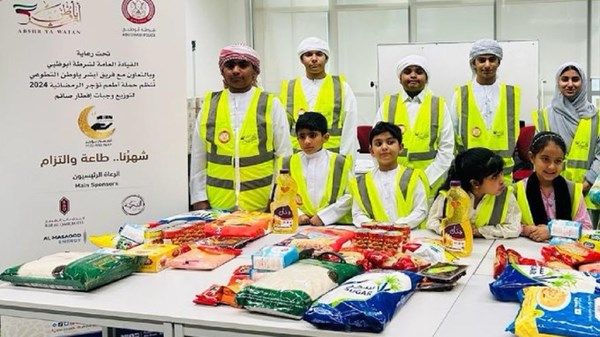 شرطة أبوظبي توزع السلال الرمضانية ضمن مبادرة "أطعم تؤجر"
