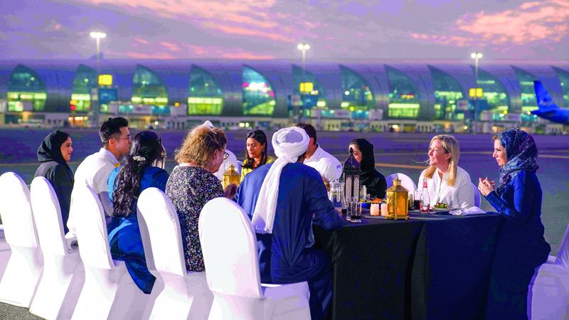 الامارات | إفطار على خلفية الهبوط والإقلاع في دبي.. أول مأدبة رمضانية على مدرج طائرات