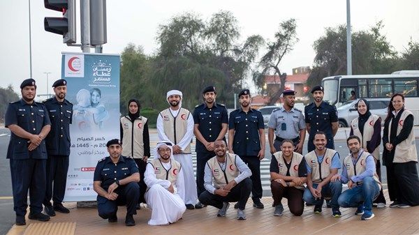 جمارك أبوظبي تدعم توزيع وجبات الإفطار على مرتادي الطريق في أبوظبي والعين