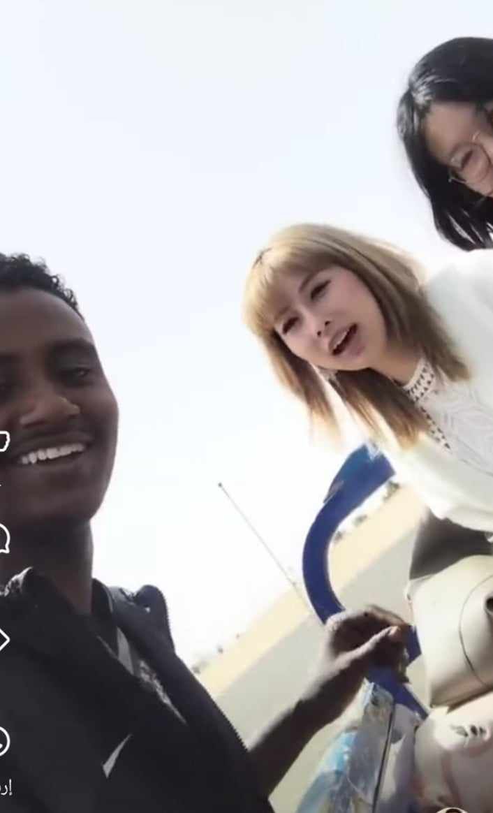 شاهد بالصورة والفيديو.. شاب سوداني يظهر مع حسناوات أجنبيات وهو يحاول تعليمهن أغاني “الرطانة” السودانية