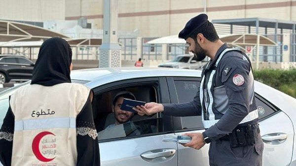 شرطة أبوظبي تشارك في توزيع وجبات "كسر الصيام"
