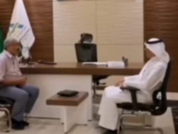 شاهد بالصورة والفيديو.. مقيم سوداني بالمملكة يهدي مواطن سعودي مبلغ 50 ألف ريال كنوع من رد الجميل