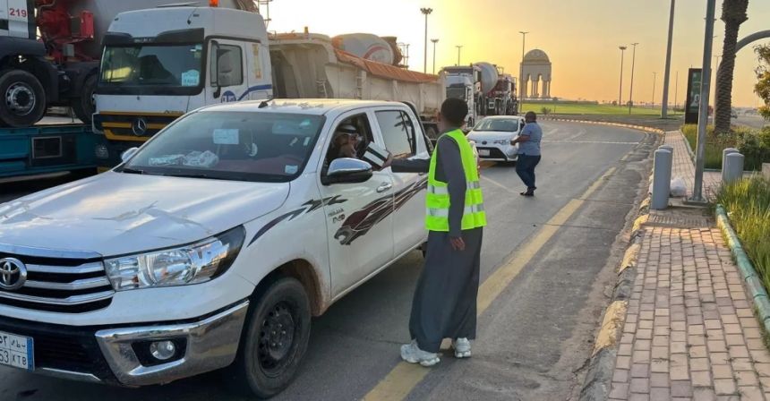 متطوعو "بر رفحاء" يوزعون أكثر من 350 وجبة إفطار على المسافرين يوميًا