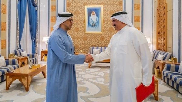رئيس الدولة يتلقى رسالة خطية من ملك البحرين تسلمها منصور بن زايد