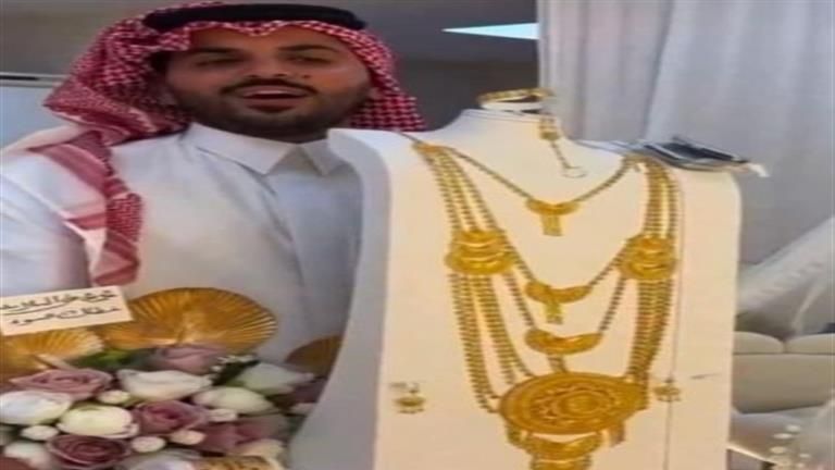 سعودي يهدي زوجته طقم ذهبي كامل وسيارة لهذا السبب
