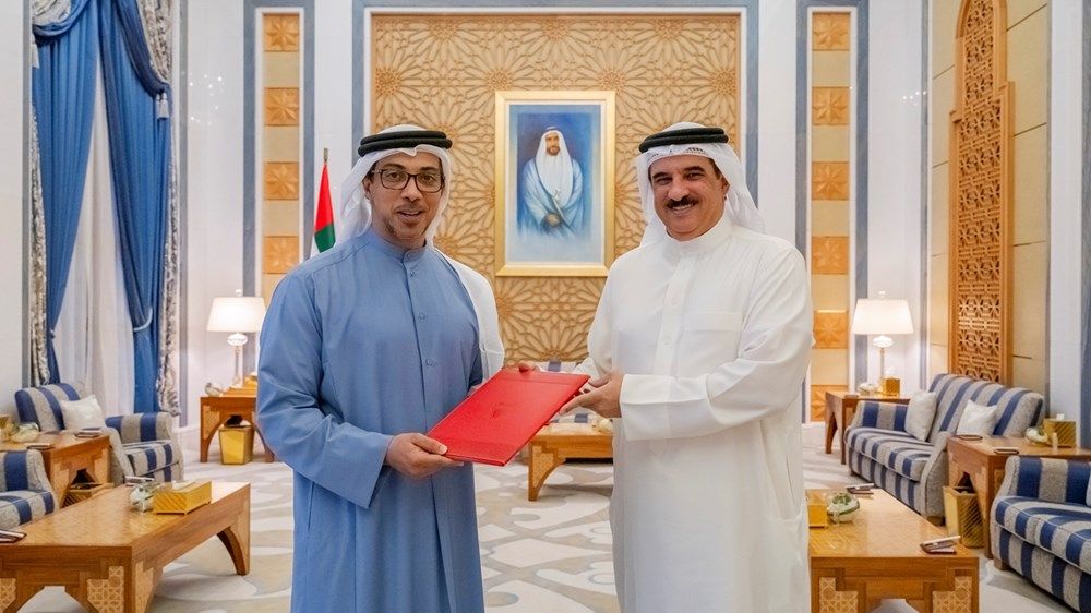 رئيس الدولة يتلقى رسالة خطية من ملك البحرين تسلمها منصور بن زايد