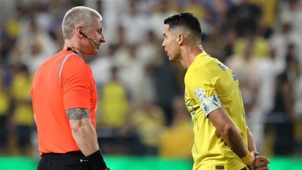 حكم مباراة النصر والأهلي يكشف تفاصيل حديثه مع رونالدو