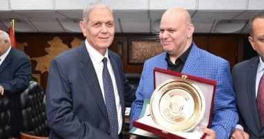 شركة كهرباء شمال القاهرة تكرم مدير منتخب رفع الأثقال لحصوله على وسام الرياضة