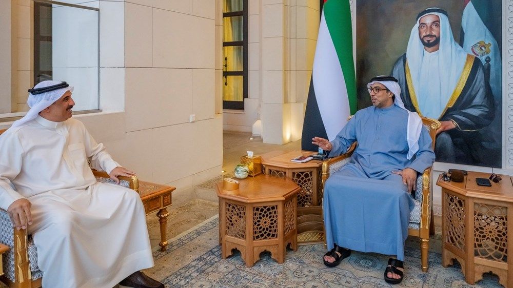 رئيس الدولة يتلقى رسالة خطية من ملك البحرين تسلمها منصور بن زايد