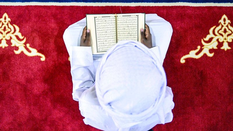 الامارات | مساجد دبي العامرة.. فتيان يتسابقون إلى الخير