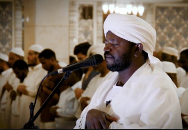 شاهد بالفيديو.. إبن أخت الشيخ والمقرئ السوداني الراحل نورين محمد صديق يدهش المتابعين بجمال صوته في تلاوة القران خلال إمامته بالناس صلاة التهجد