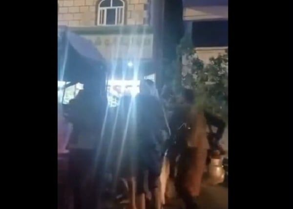 مليشيا الحوثي تعتدي على مواطن في أحد شوارع مدينة إب وتختطفه إلى جهة مجهولة  