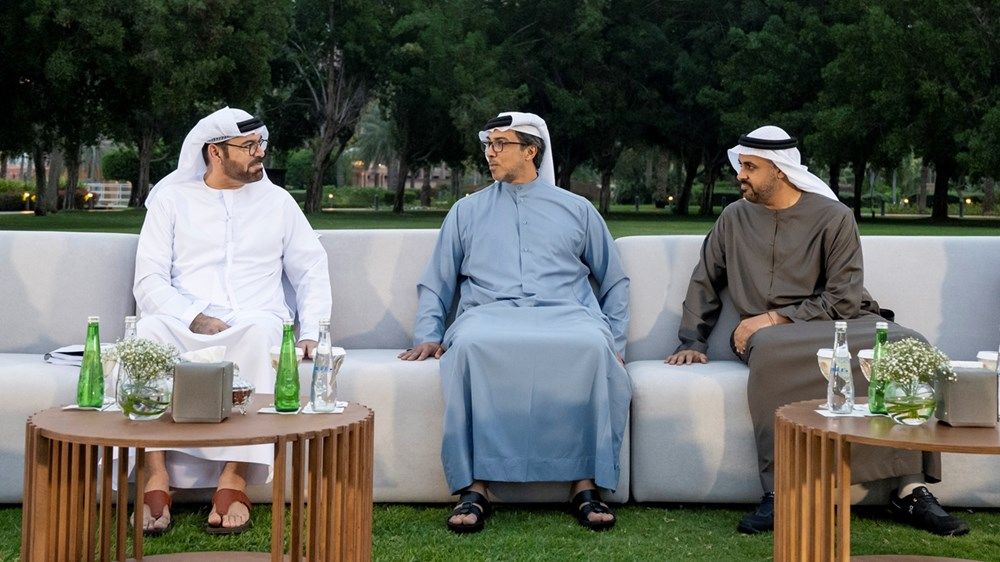 منصور بن زايد يشارك موظفي ديوان الرئاسة الإفطار الرمضاني