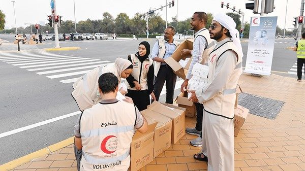 «الهلال الأحمر» يوزع 42 ألف وجبة «كسر الصيام» عبر 7 مواقع بأبوظبي