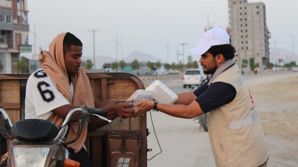 الهلال الأحمر يواصل أعماله الإغاثية ويوزع المير الرمضاني بمحافظة حضرموت