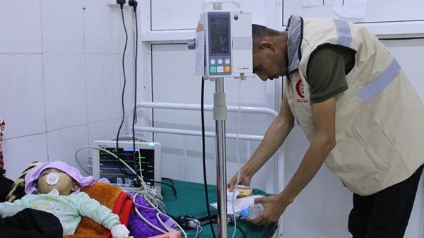 الهلال الأحمر يواصل أعماله الإغاثية ويوزع المير الرمضاني بمحافظة حضرموت