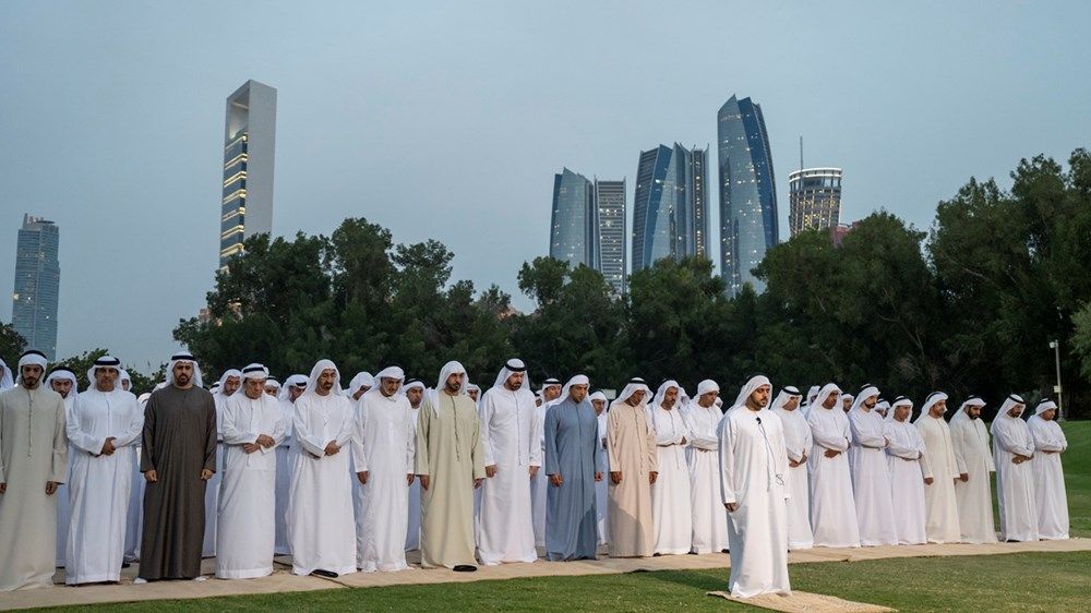 منصور بن زايد يشارك موظفي ديوان الرئاسة الإفطار الرمضاني