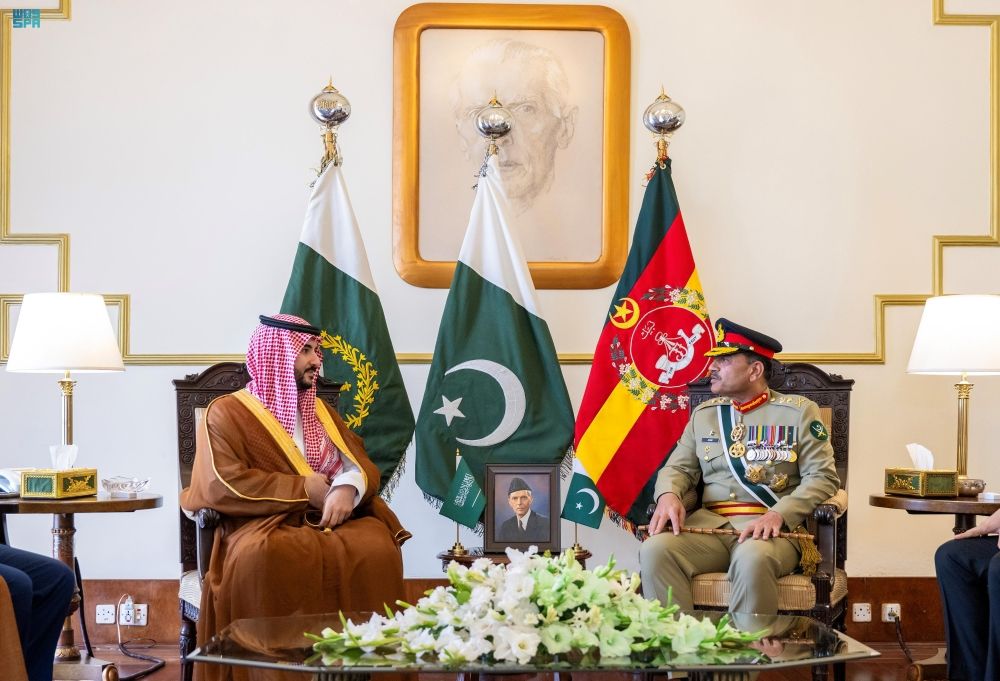 وزير الدفاع يستعرض العلاقات مع قائد الجيش الباكستاني