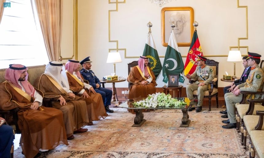 وزير الدفاع يستعرض العلاقات مع قائد الجيش الباكستاني