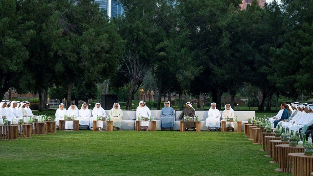 منصور بن زايد يشارك موظفي ديوان الرئاسة الإفطار الرمضاني