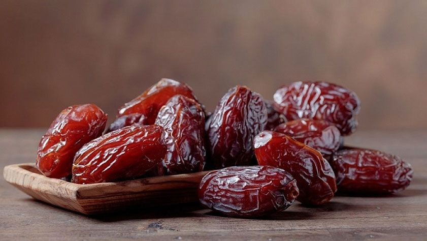 الامارات | ماذا يحدث لجسمك عند تناول التمر بوجبتي الإفطار والسحور؟