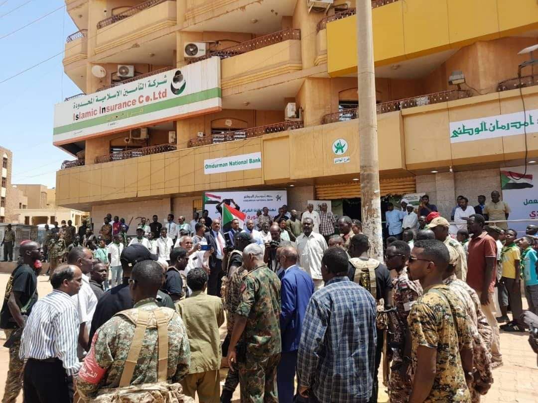 شاهد بالصورة والفيديو.. على صوت النشيد الوطني السوداني.. بنك أم درمان الوطني يفتتح أول فرع له بعد الحرب بمحلية كرري وسط حضور أعداد كبيرة من المواطنين وقادة من الجيش