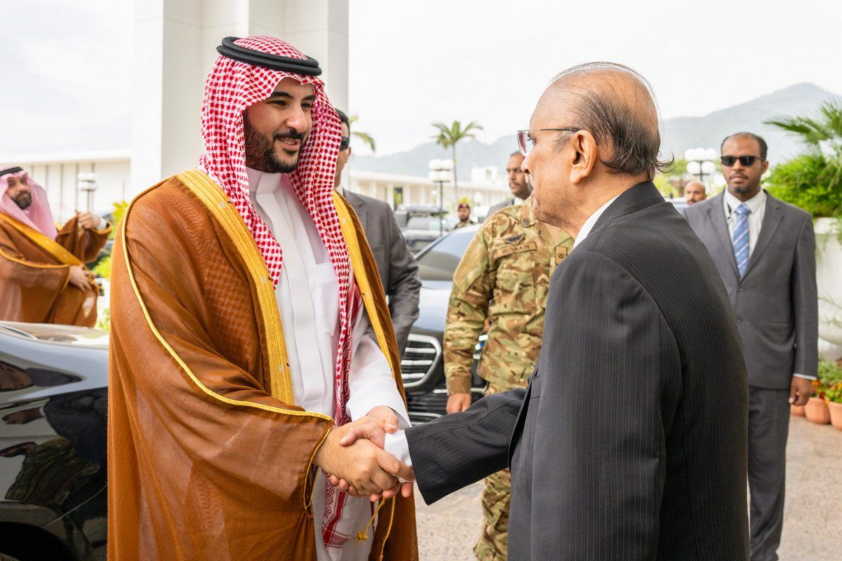 السعودية | بتوجيه من القيادة.. وزير الدفاع يلتقي رئيس الجمهورية الباكستانية ويحضر مراسم الاحتفال بيوم باكستان