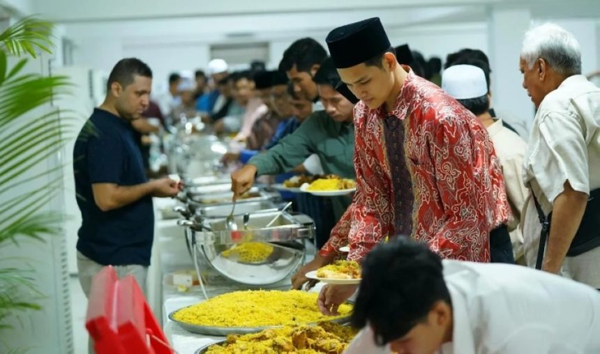 تدشين برنامجي خادم الحرمين لتوزيع التمور وتفطير الصائمين بكمبوديا