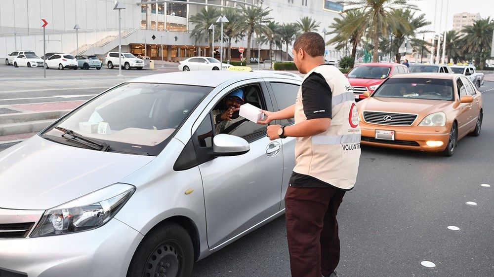 «الهلال الأحمر» يوزع 42 ألف وجبة «كسر الصيام» عبر 7 مواقع بأبوظبي