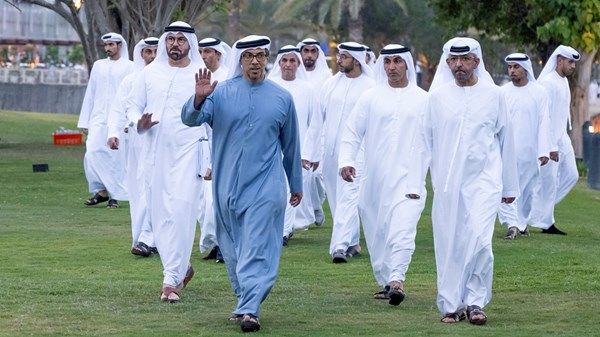 منصور بن زايد يشارك موظفي ديوان الرئاسة الإفطار الرمضاني