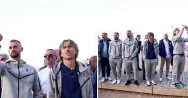 نجوم منتخب كرواتيا يلعبون كرة القدم عند الأهرامات.. صور وفيديو