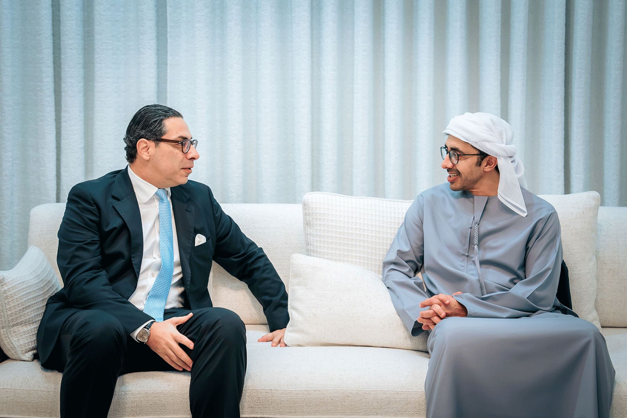 الخليج اليوم .. عبدالله بن زايد يستقبل كومبوس ويثمن دور قبرص في مبادرة الممر البحري لإيصال المساعدات لغزة