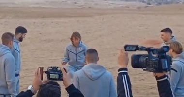 مودريتش يستعرض مهاراته أمام الأهرامات بصحبة منتخب كرواتيا.. شاهد