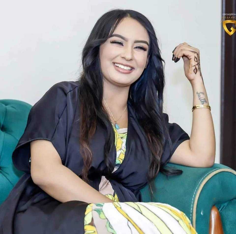 شاهد بالفيديو.. حسناء الدراما السودانية روبي كمال: تلوح بيديها “أنا سنقل”.. شعري حلو شديد ورغم ذلك بلبس “باروكة” لهذا السبب!! ولا أصلح للغناء لأنو صوتي كعب شديد