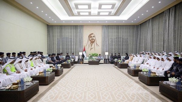 حمدان بن زايد يستقبل مهنئين بشهر رمضان