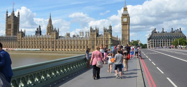 الامارات | وظيفة  براتب مغري... مطلوب شاعر «للاحتفاء» بجسور لندن