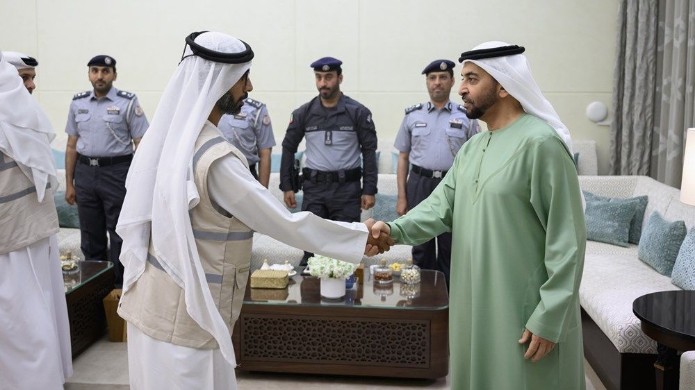 حمدان بن زايد يستقبل مهنئين بشهر رمضان